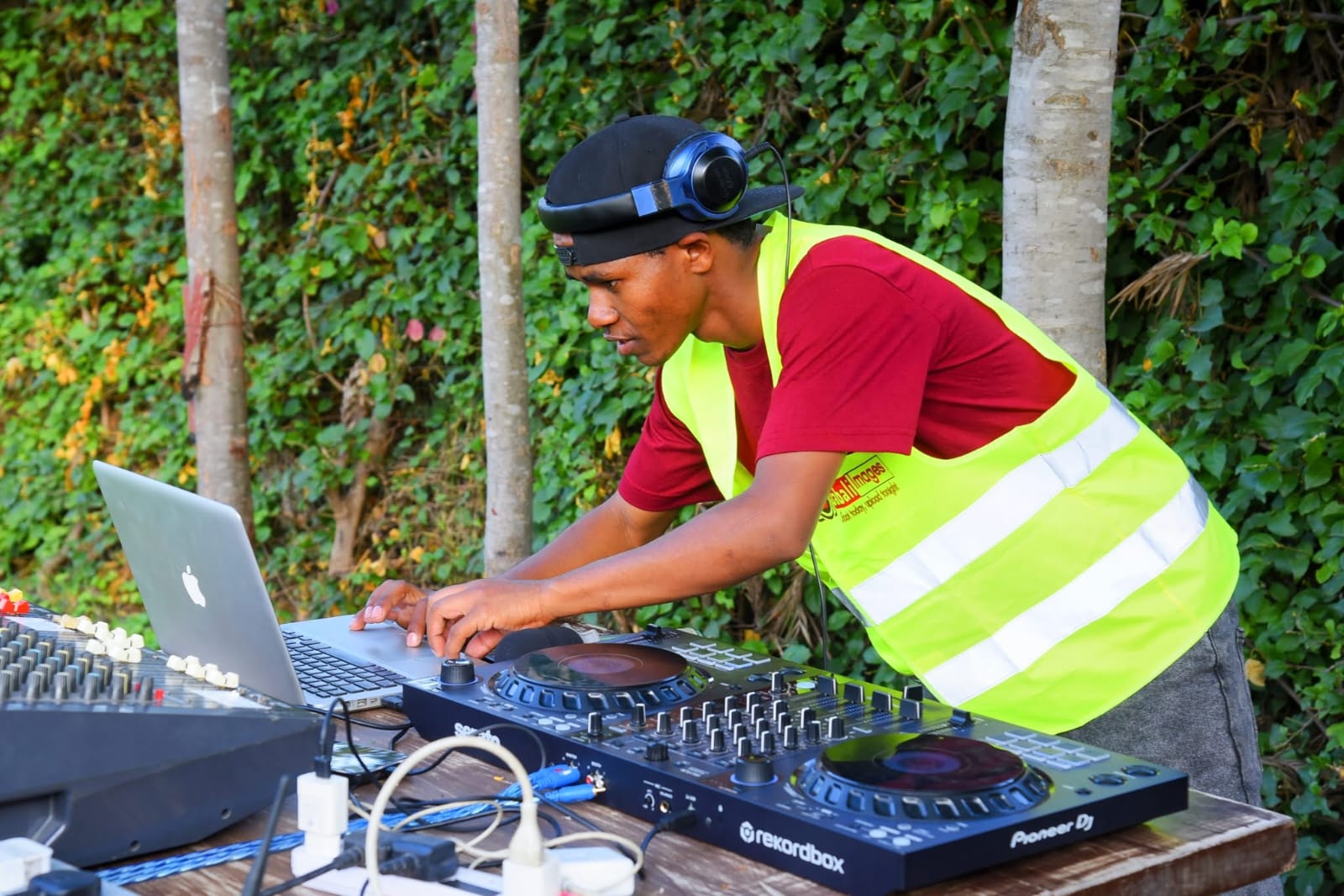 Live DJ & Sound System